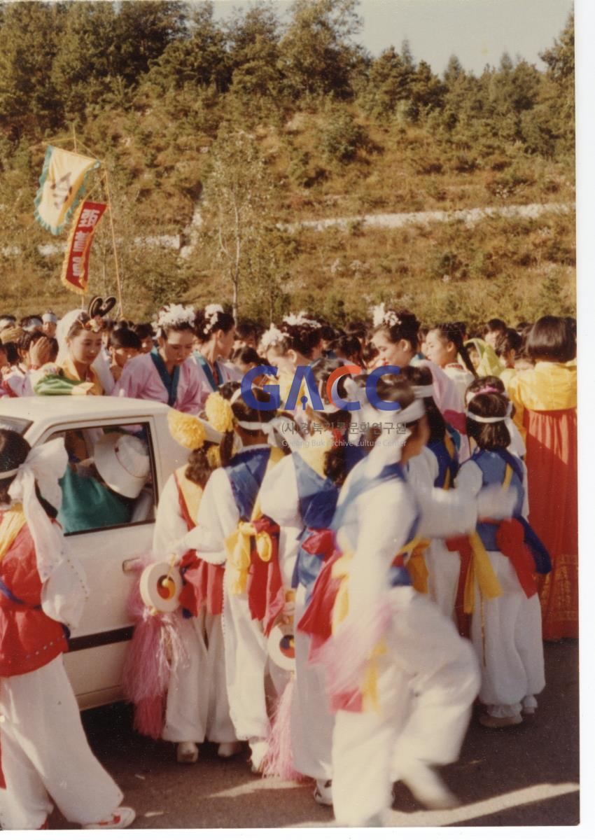 1984년 안동여고재학생들의 <안동민속축제> 놋다리밟기 시연 작은그림