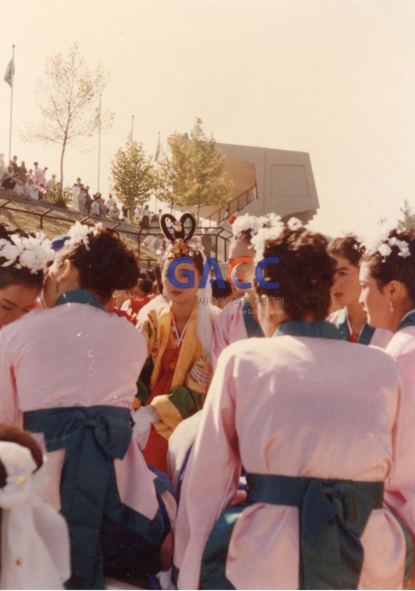 1984년 안동여고재학생들의 <안동민속축제> 놋다리밟기 시연 작은그림