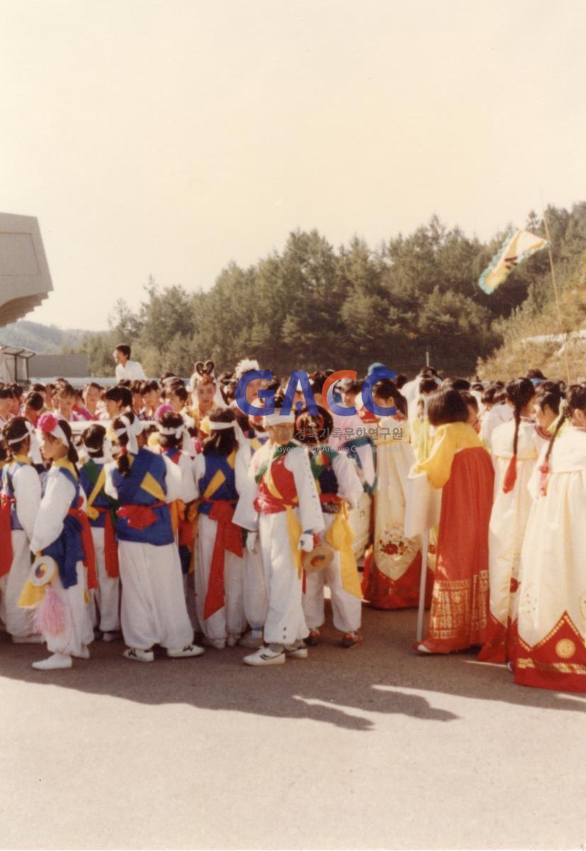 1984년 안동여고재학생들의 <안동민속축제> 놋다리밟기 시연 작은그림