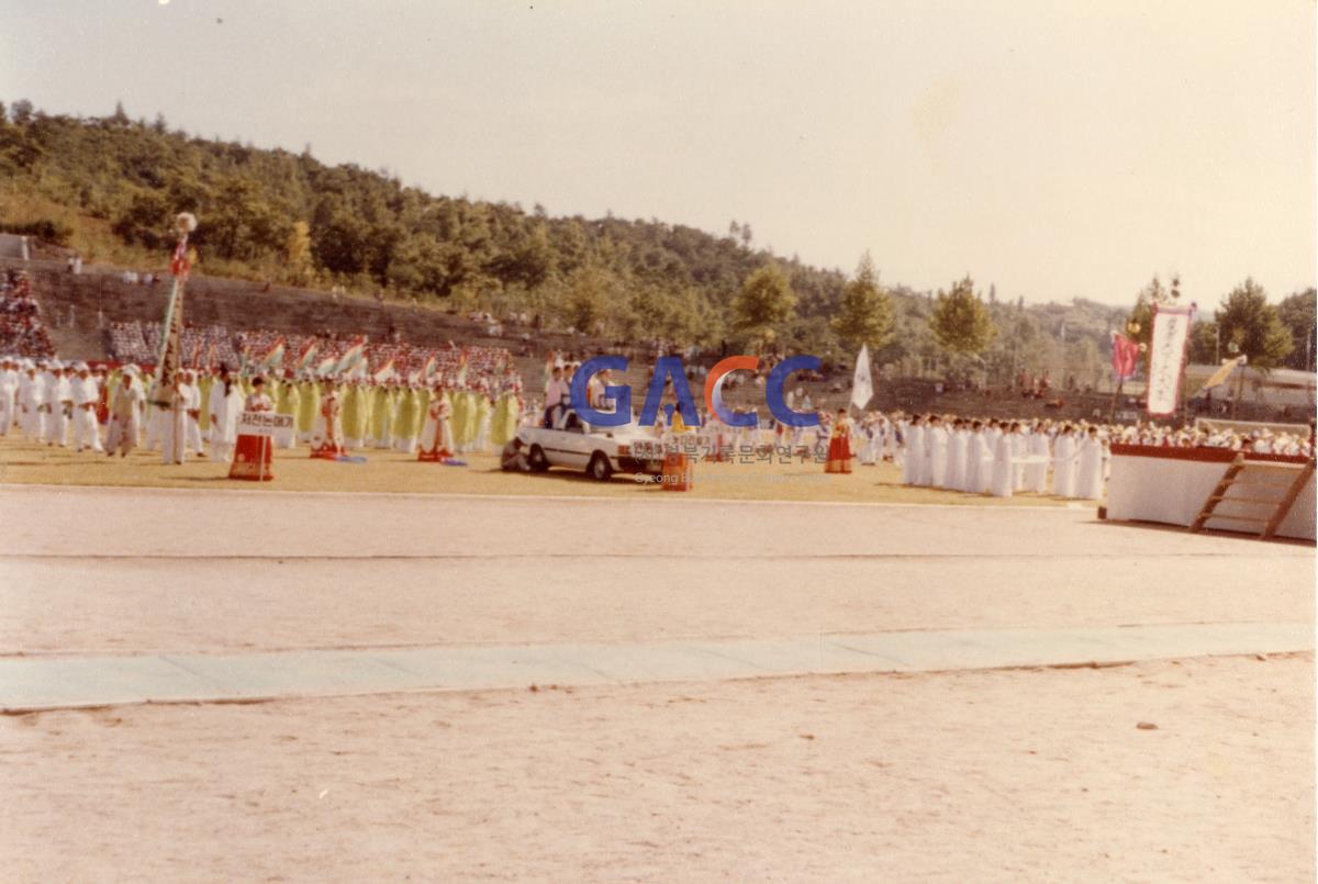 1984년 안동여고재학생들의 <안동민속축제> 놋다리밟기 시연 작은그림