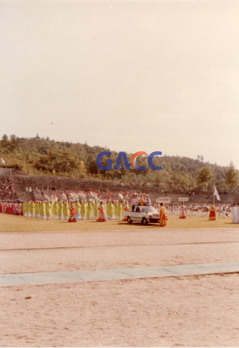 1984년 안동여고재학생들의 <안동민속축제> 놋다리밟기 시연 작은그림