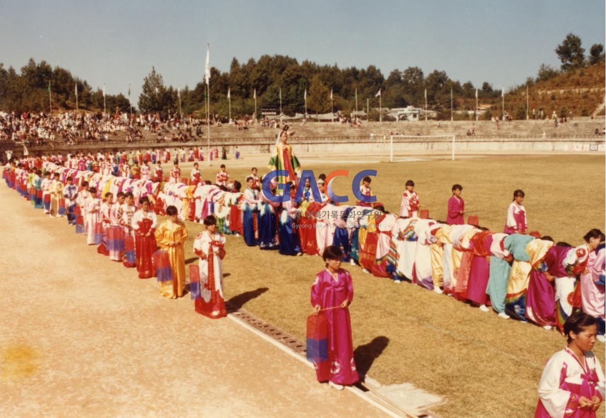 1984년 안동여고재학생들의 <안동민속축제> 놋다리밟기 시연 작은그림