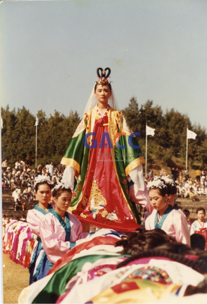 1984년 안동여고재학생들의 <안동민속축제> 놋다리밟기 시연 작은그림