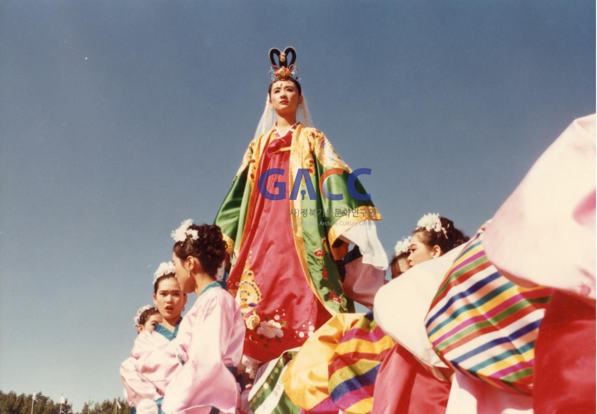 1984년 안동여고재학생들의 <안동민속축제> 놋다리밟기 시연 작은그림