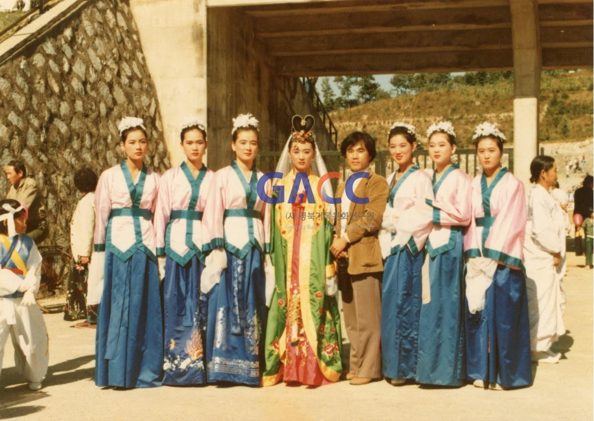 1984년 안동여고재학생들의 <안동민속축제> 놋다리밟기 시연 작은그림