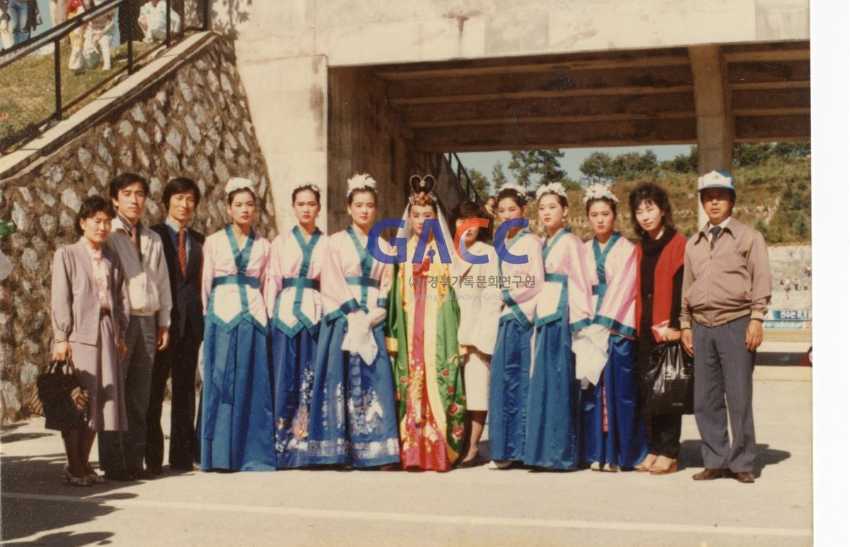 1984년 안동여고재학생들의 <안동민속축제> 놋다리밟기 시연 작은그림