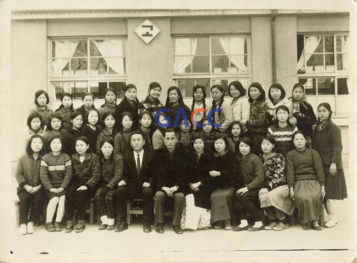 1968년 월곡국민학교에서 양잠교육 후 단체사진 작은그림