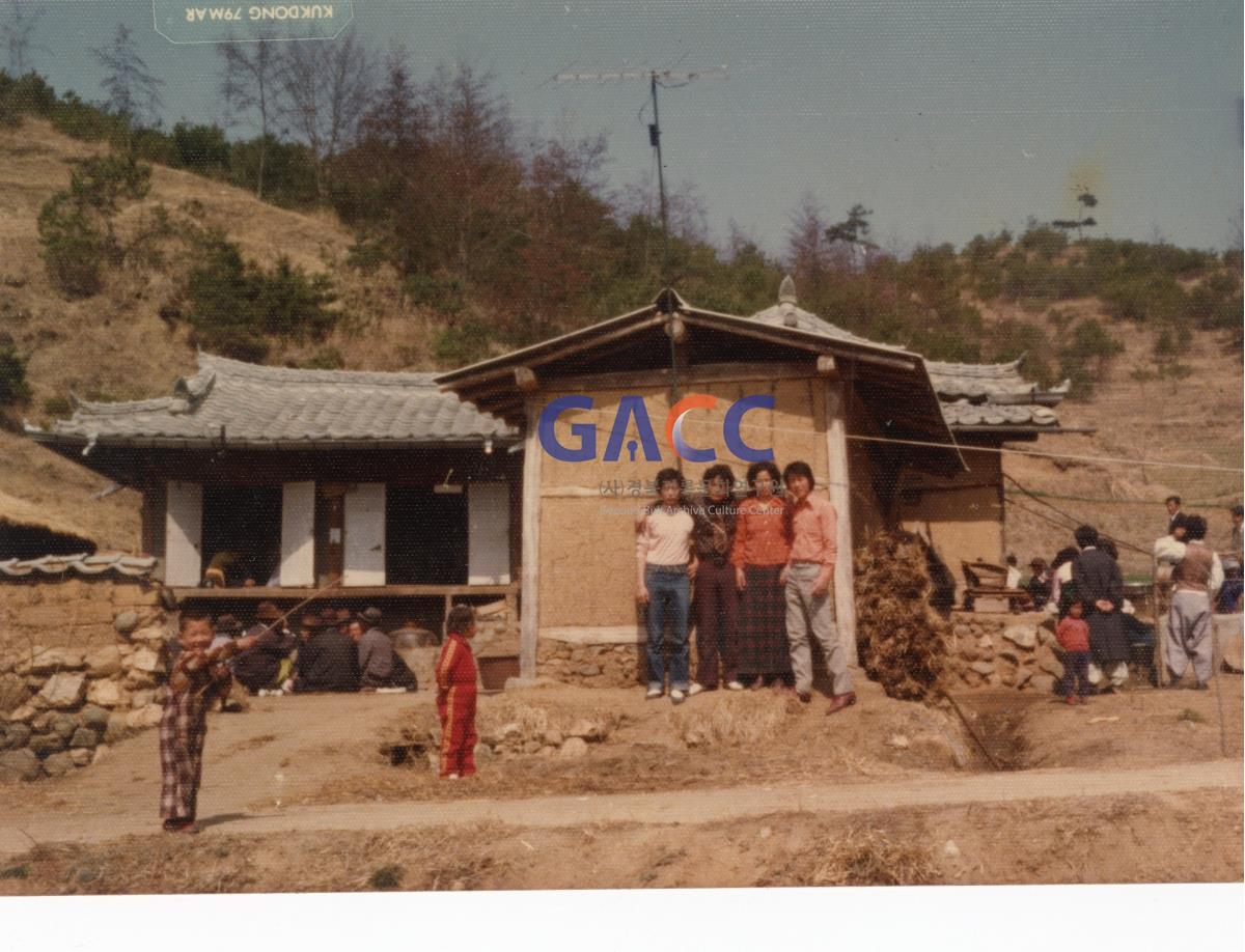 1990년대 새로 지은 집앞에서 작은그림