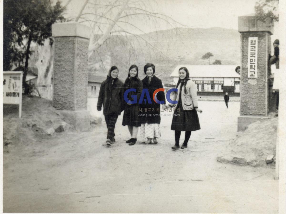 1970년대 월곡국민학교 정문에서 작은그림