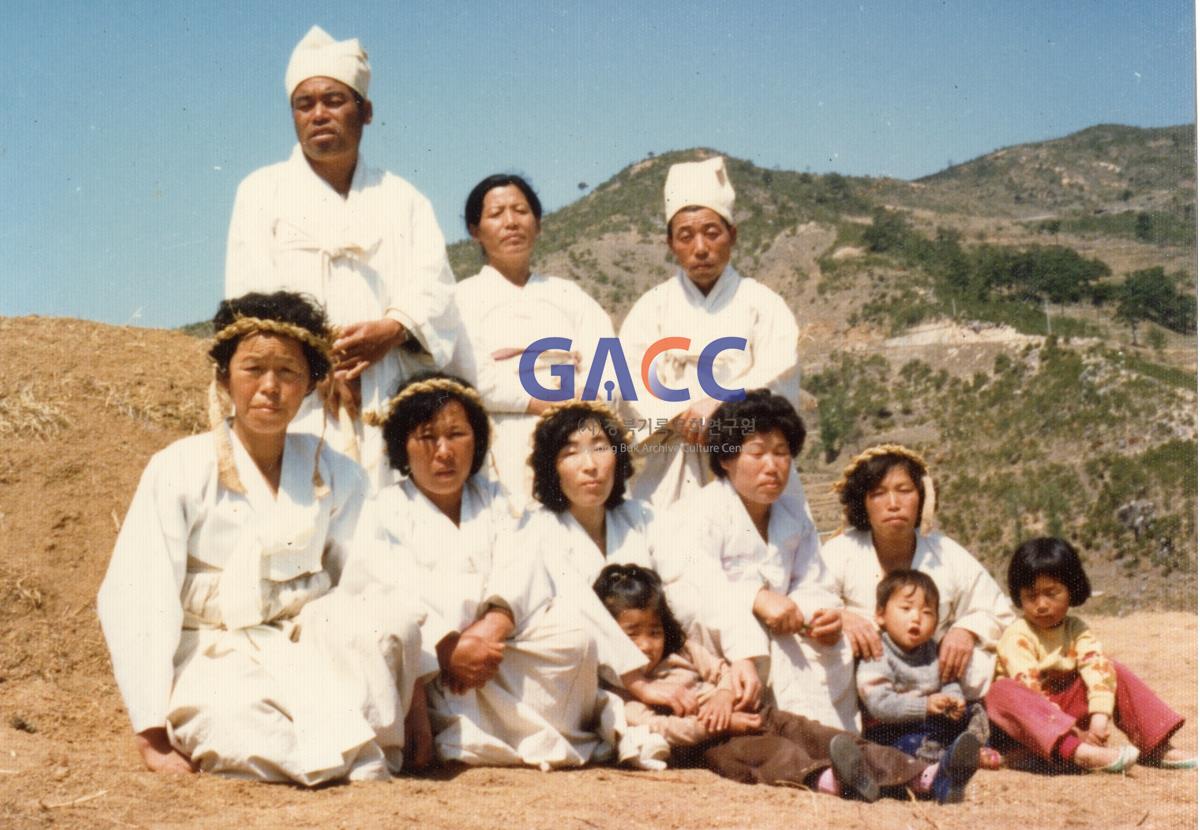 1980년대 후반 어머니산소에서 작은그림