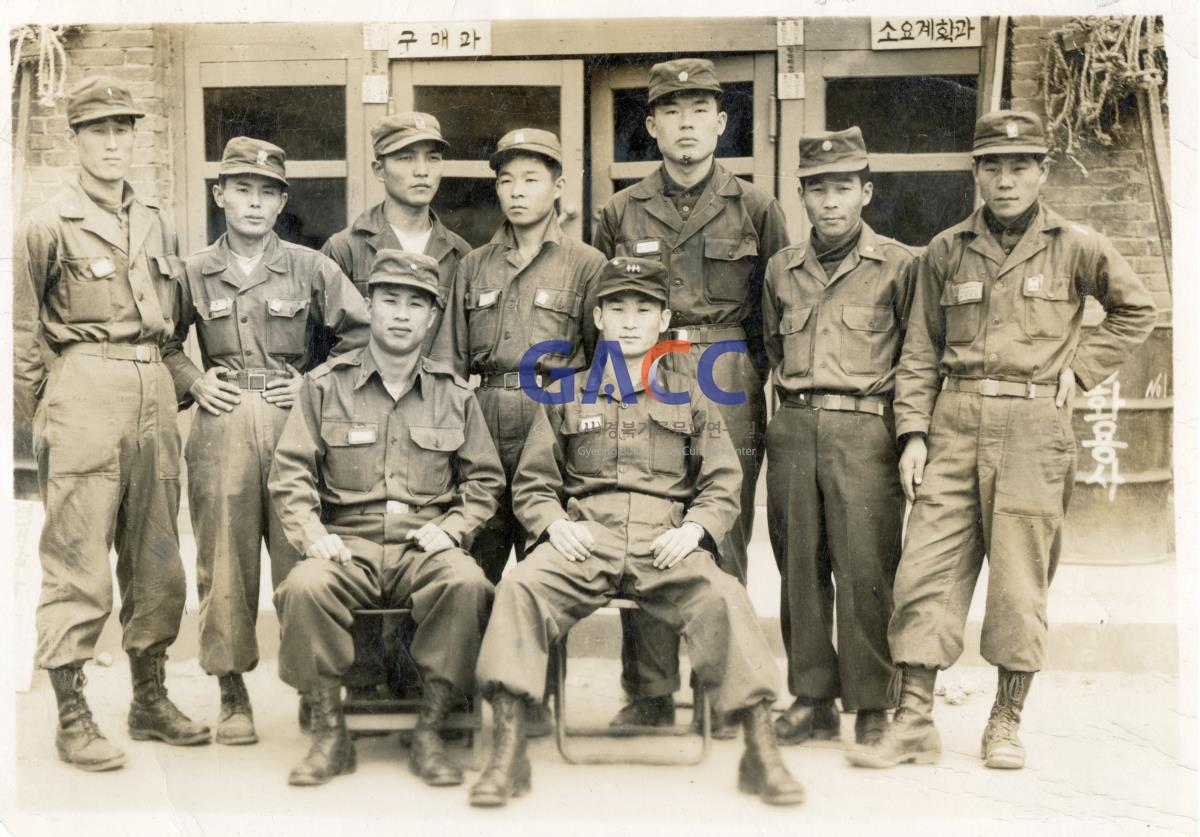 1954년 군부대 문관 시절 작은그림