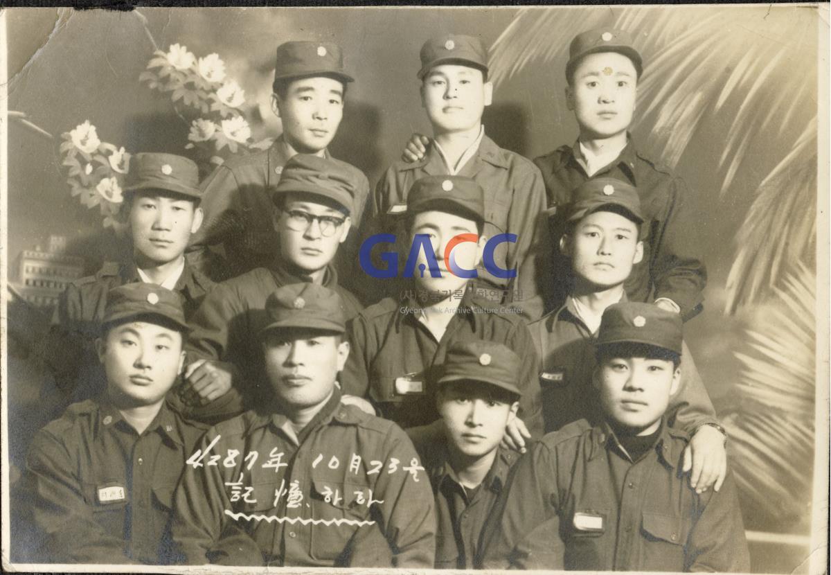 1954년 군부대 문관 시절 작은그림