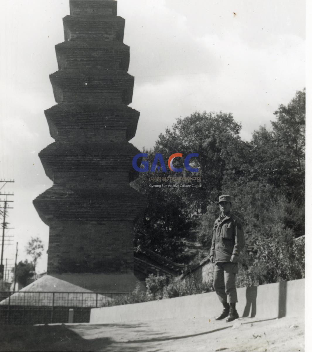 1974년 법흥사지 칠층전탑 앞에서 작은그림