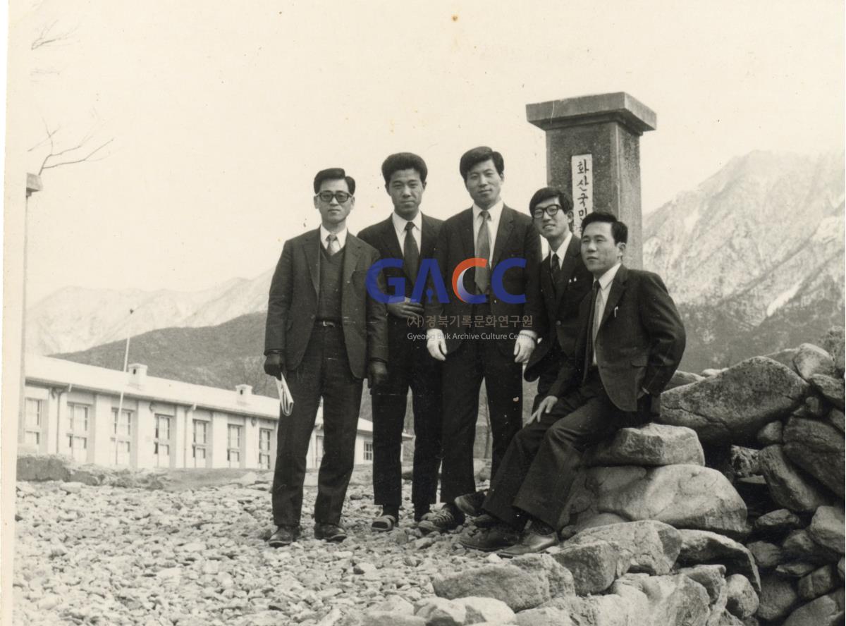 1970년경 상주화산국민학교 정문에서 동료교사와 작은그림
