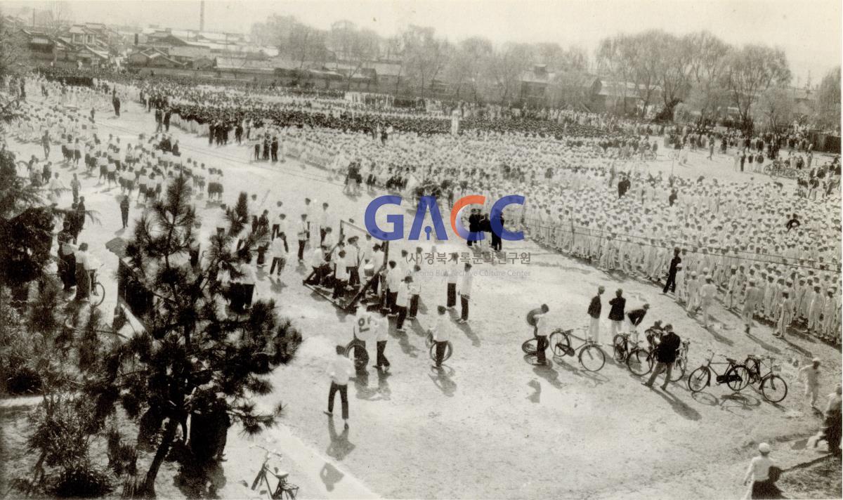 1968년 안동농림고등학교 교정에서 작은그림