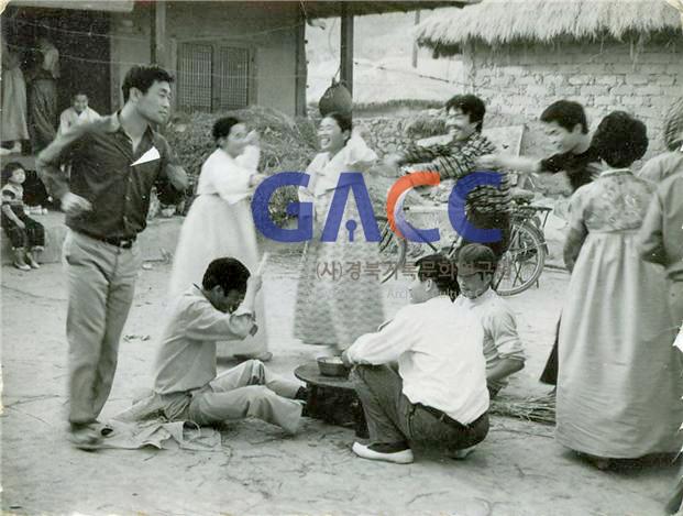1964년 시골마당에서 회갑 잔치 뒷풀이 하는 모습 작은그림