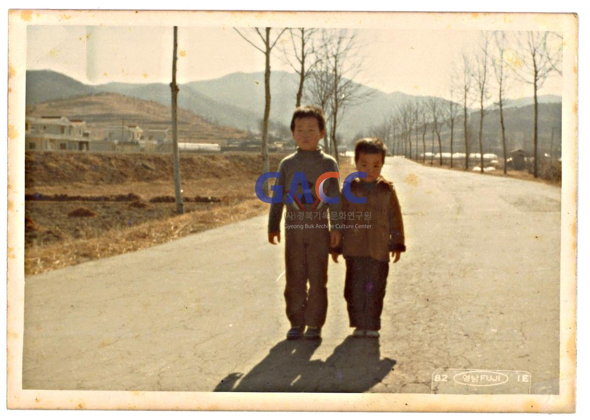 1982년 도원1리 방매새마을주택을 배경으로 작은그림