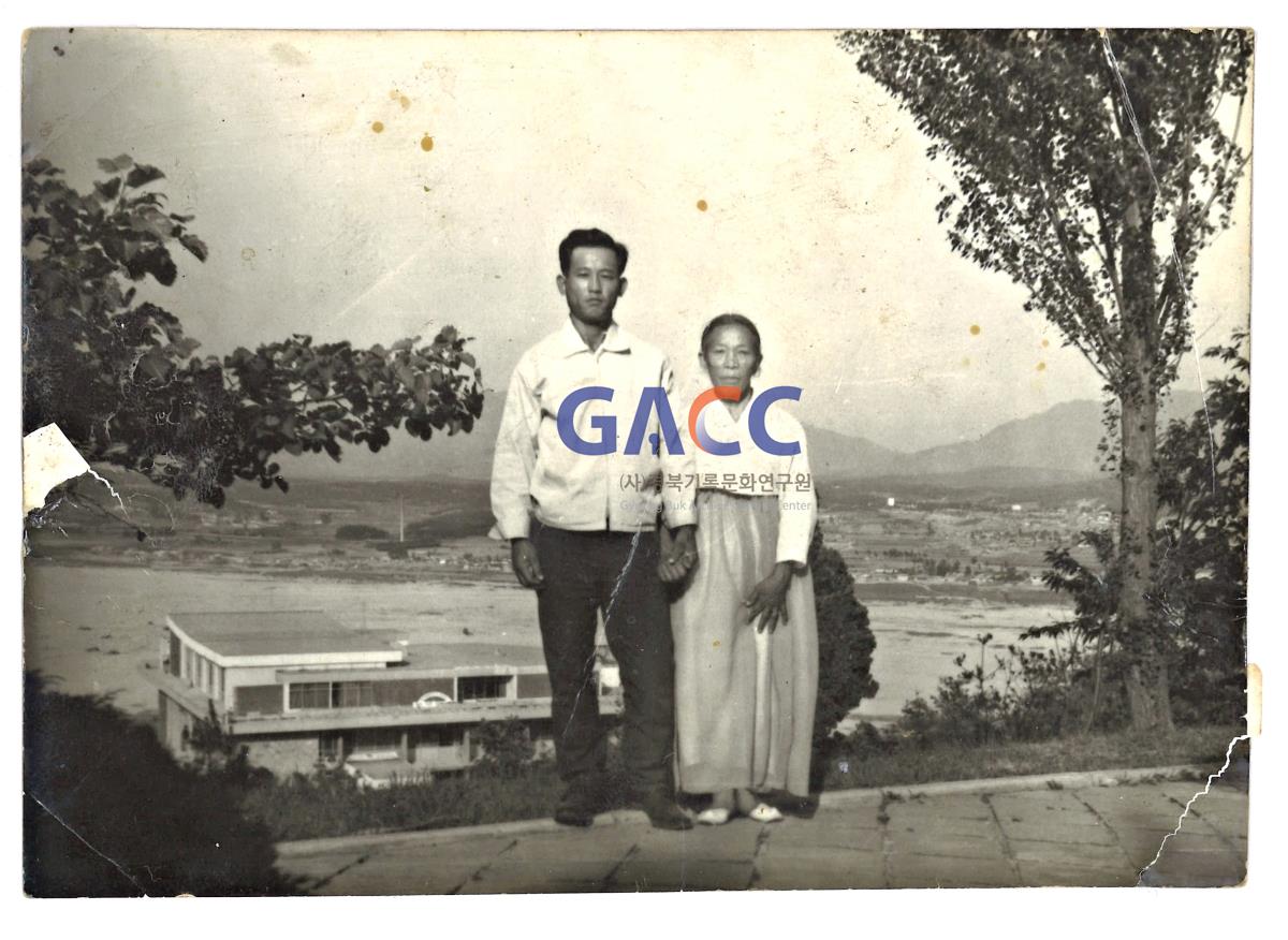 1970년 일산초등학교가 보이는 언덕에서의 母子 작은그림