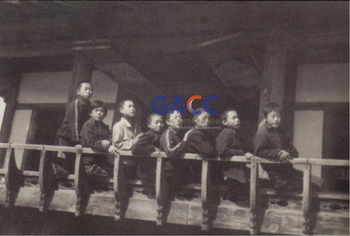 1975년경 마을정자에서(1) 작은그림