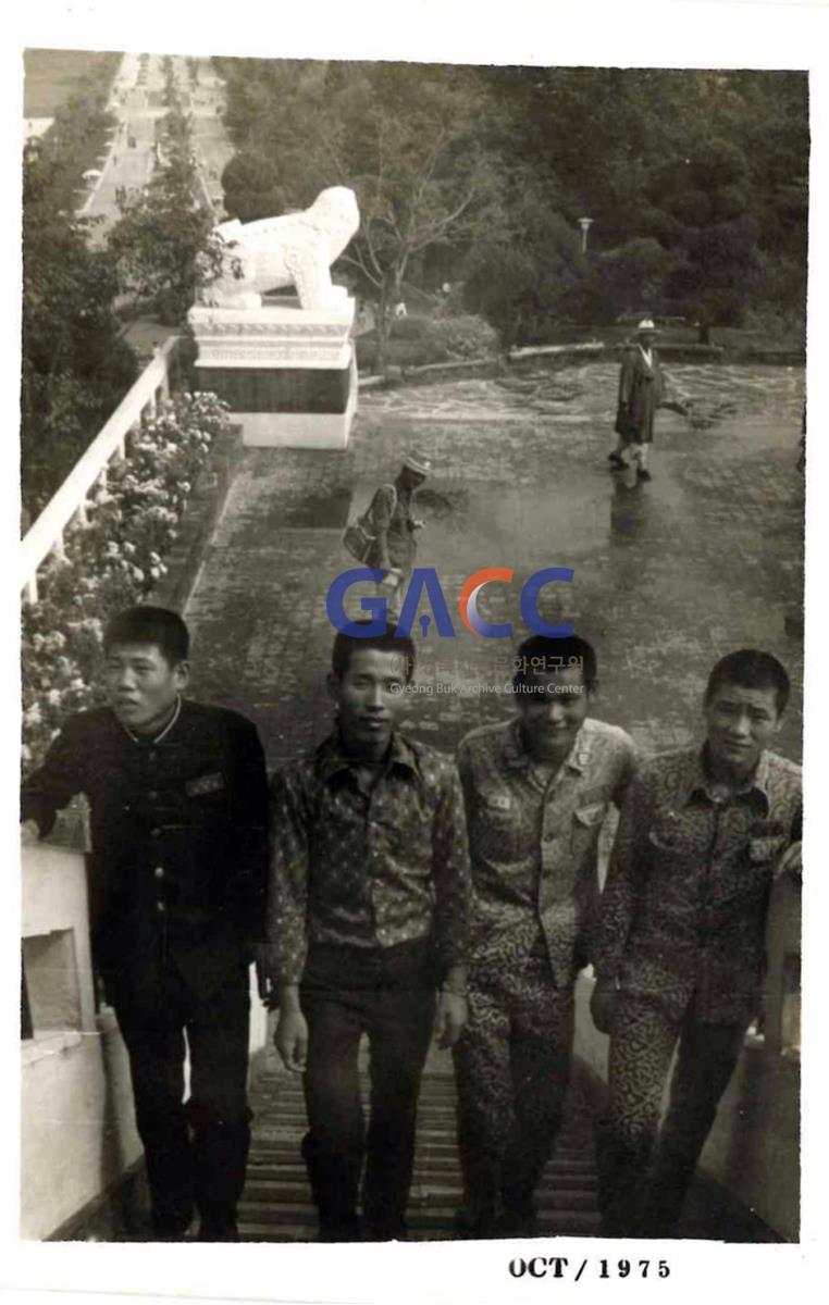 1975년 10월 서울 남산에서 작은그림