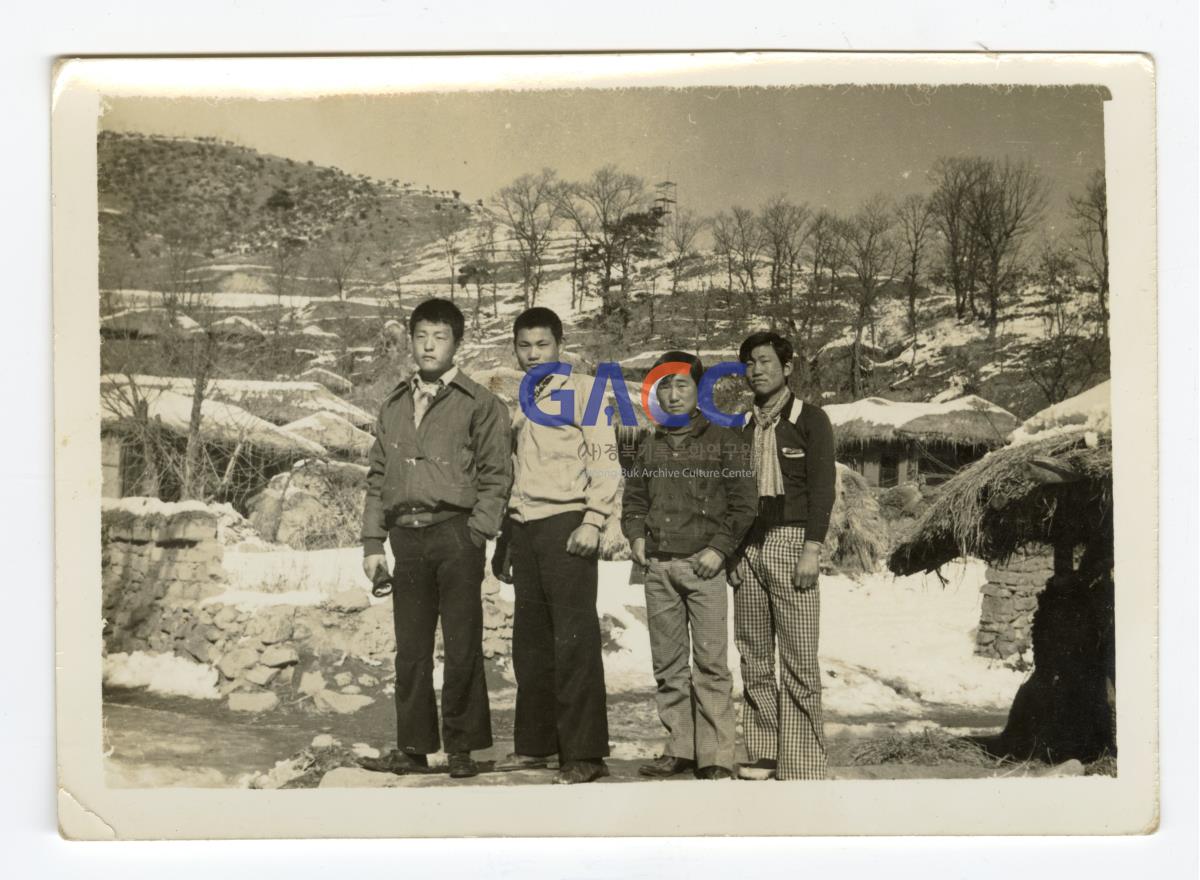 1972년 와룡면 가류리 마을에서 친구들과 작은그림