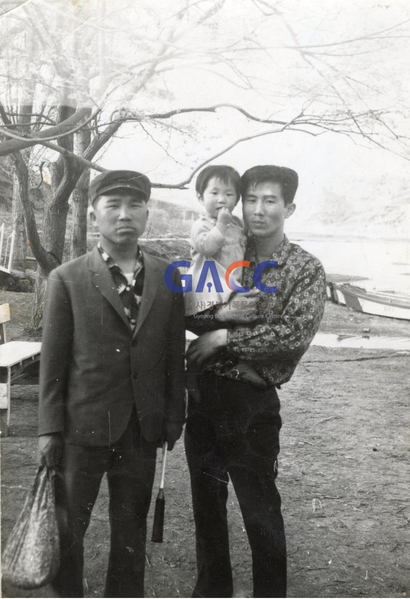 1970년경 철도국 뜰에서 작은그림