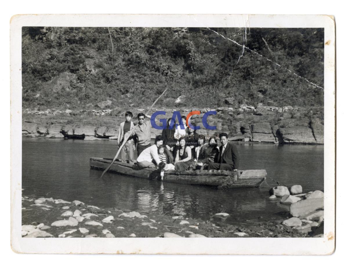 1970년대 봉화 명호면 배사무 강가에서 작은그림