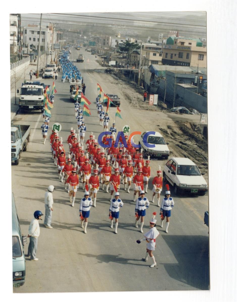 1989년 안동경찰서 앞 도로의 경안여상 악대부 행진 작은그림