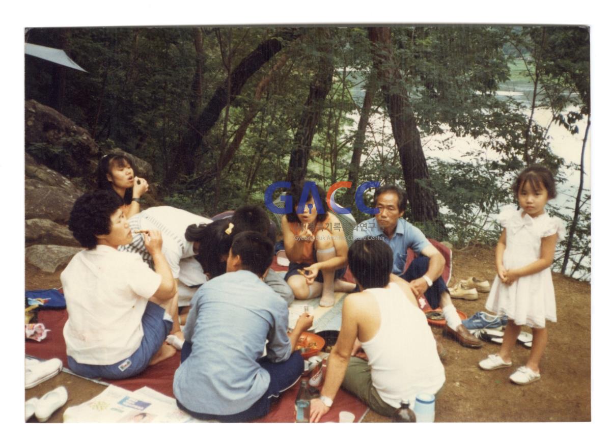 1986년 가족들과 길안천에서 작은그림