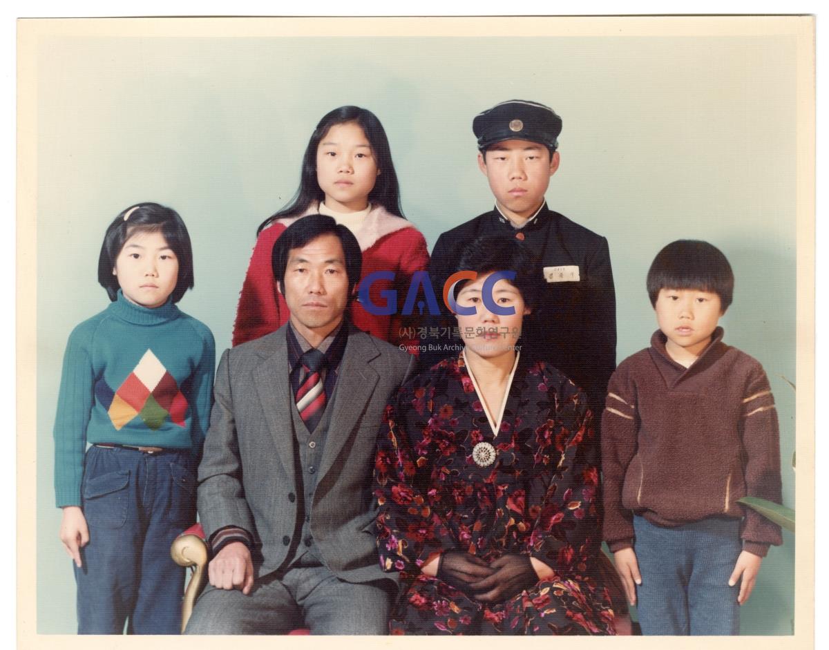 1981년 동양사진관에서 찍은 가족사진 작은그림