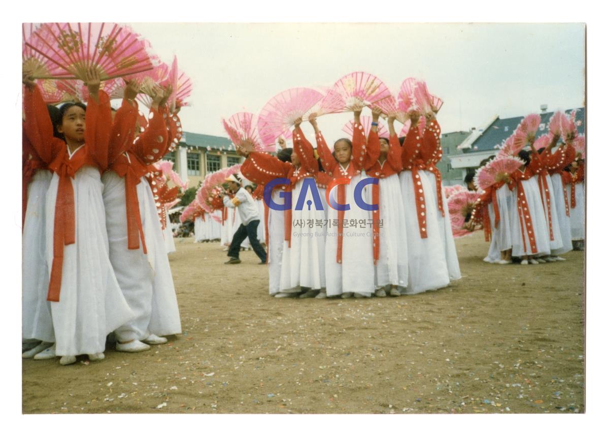 1986년 안동국민학교 가을운동회 부채춤 작은그림