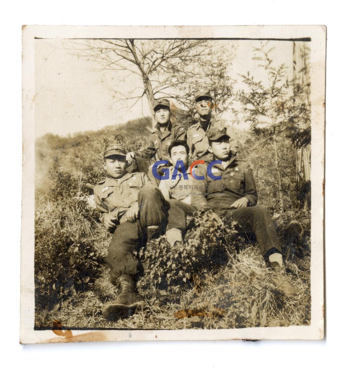 1955년경 춘천에서 군대 동기들과 작은그림
