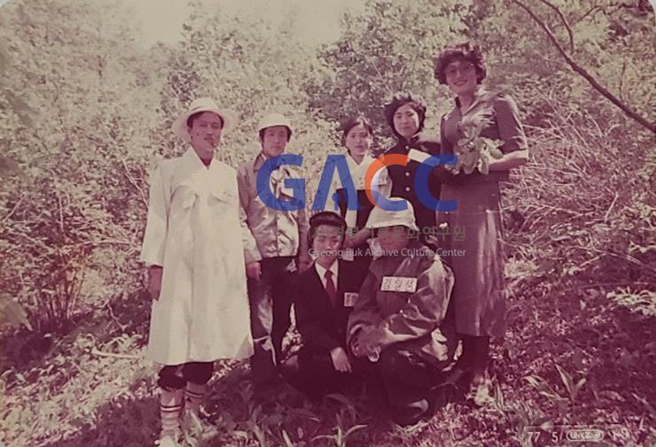 77년 5월 소풍갔던 날 연극부친구들과 함께 작은그림