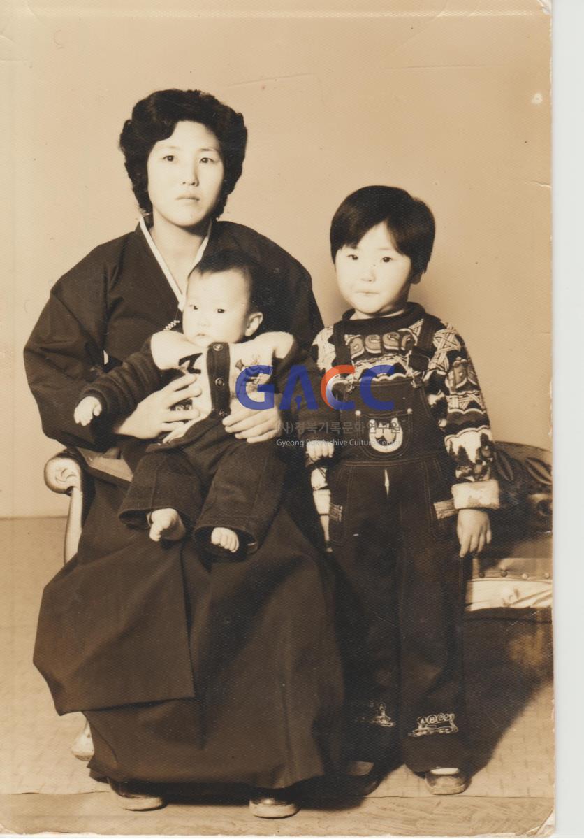 어머니와 함께 사진관에서 작은그림