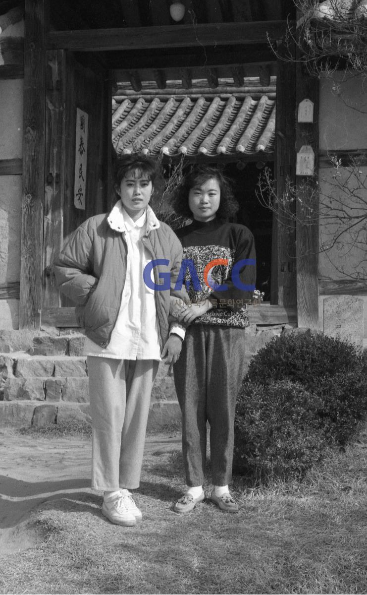 여성 두명 작은그림