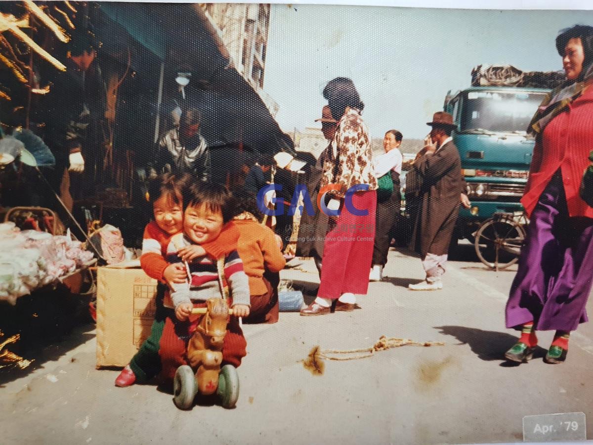 19749년 4월 신시장 장날 풍경 작은그림