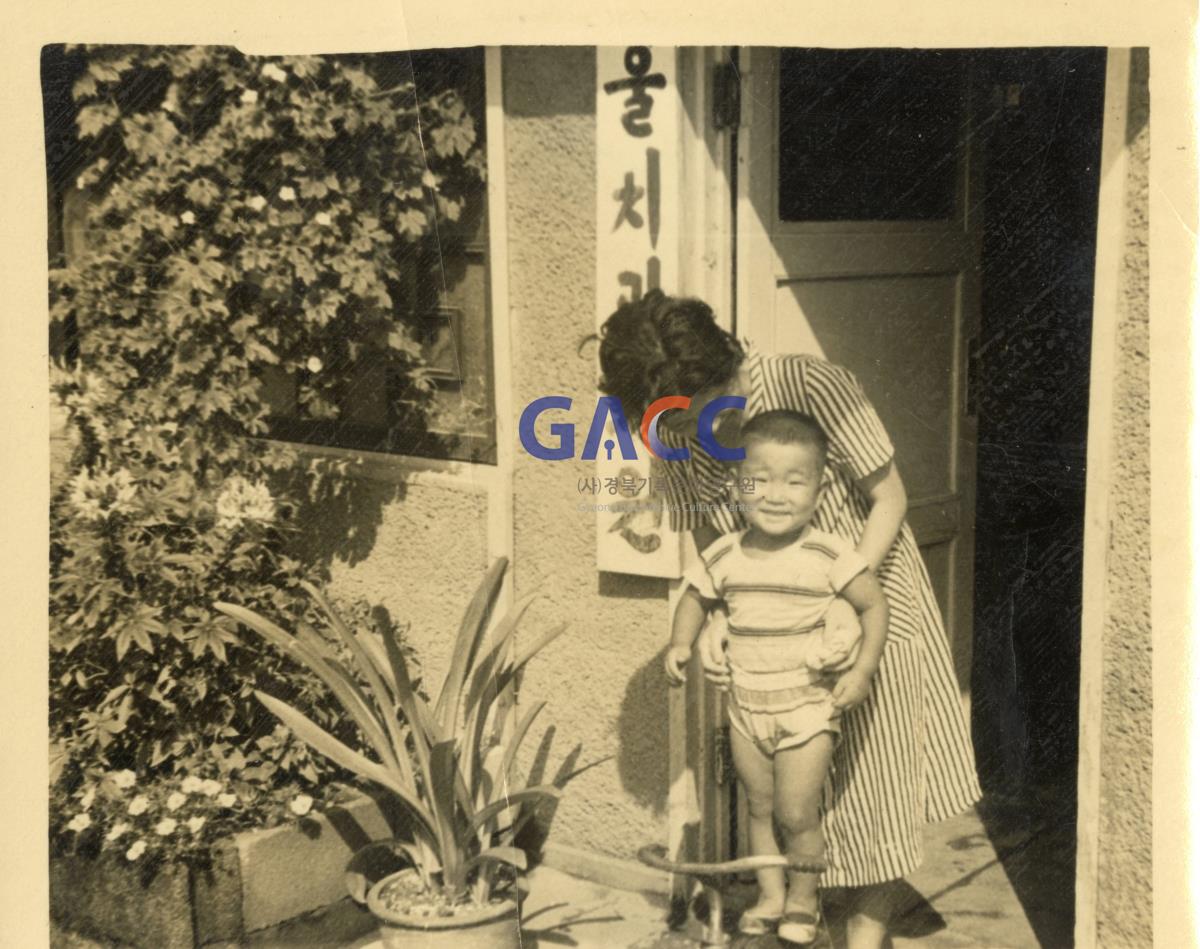 1969년 서울치과의원 앞에서 작은그림