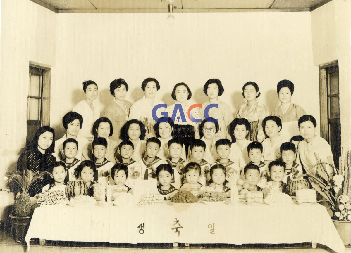 1970년 예천유치원 행사 작은그림
