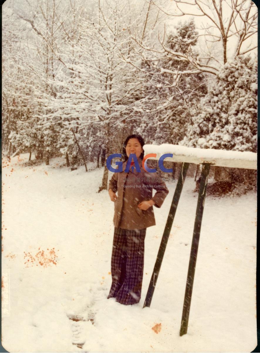 눈내린 학교 운동장에서 작은그림