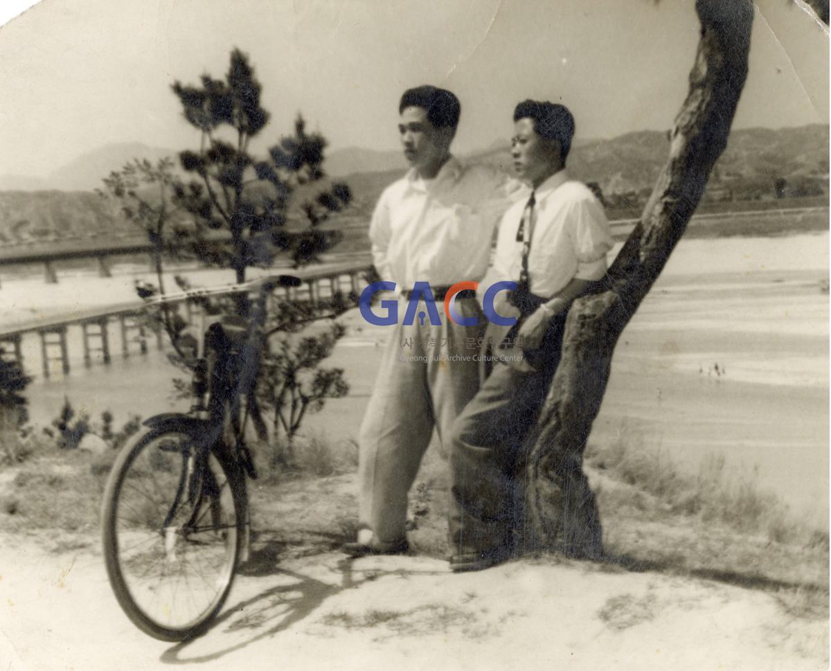 1962년 영호루에서 작은그림
