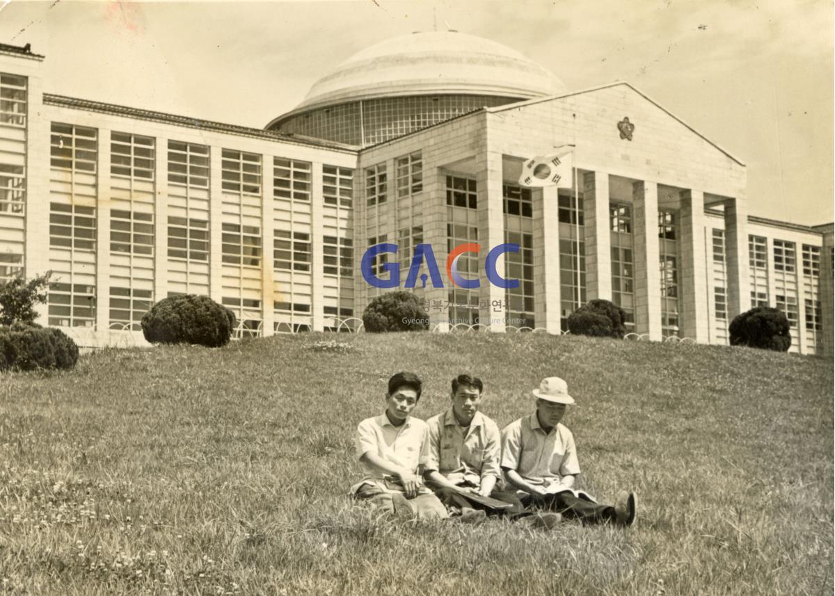 경북대학교 재학시절 친구들과 함께 작은그림