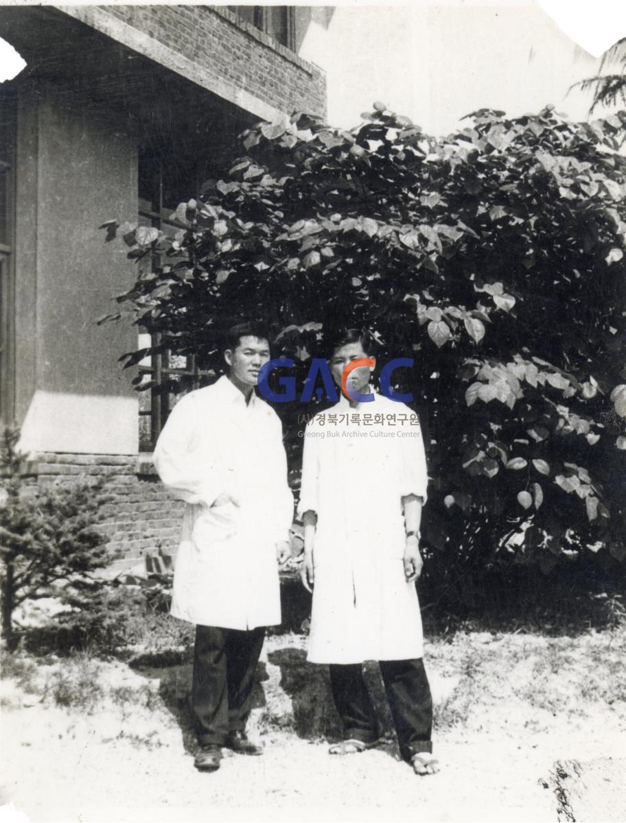 경북대학교 재학시절 친구와 함께 작은그림