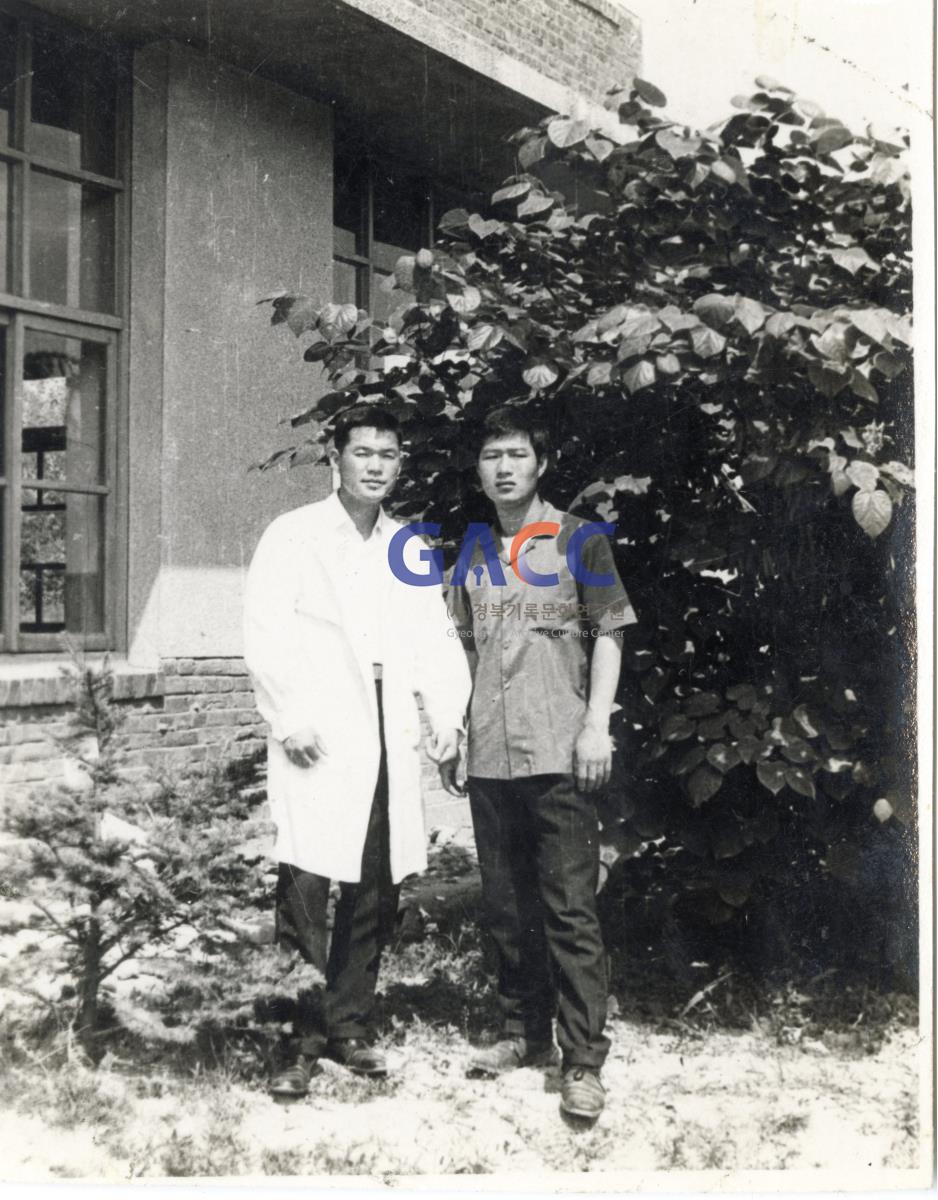 경북대학교 재학시절 친구와 함께 작은그림