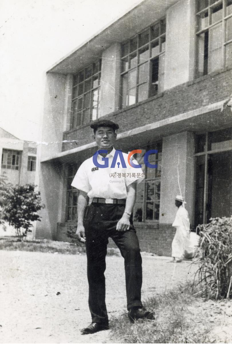 경북대학교 재학시절 전시장 앞에서 작은그림
