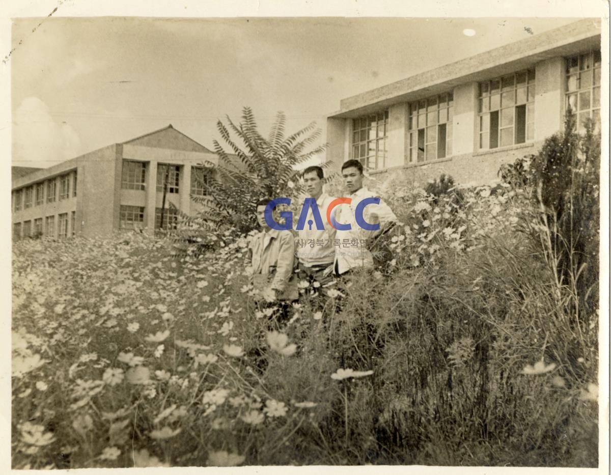 경북대학교 재학시절 선후배들과 함께 작은그림