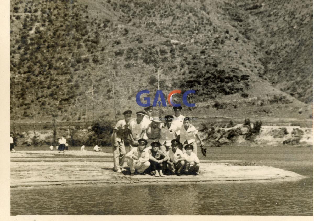 1960년 풍산 마애에서 찍은 모습 작은그림