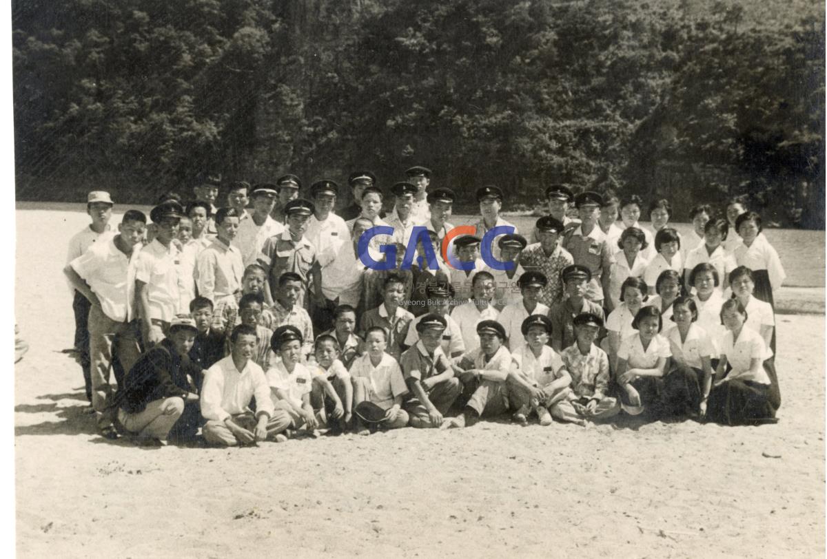 1960년 풍산 마애에서 찍은 모습 작은그림