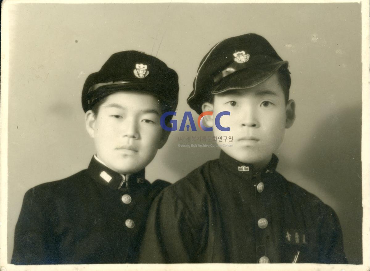 1956년 안동중학교 친구와 찍은 모습 작은그림