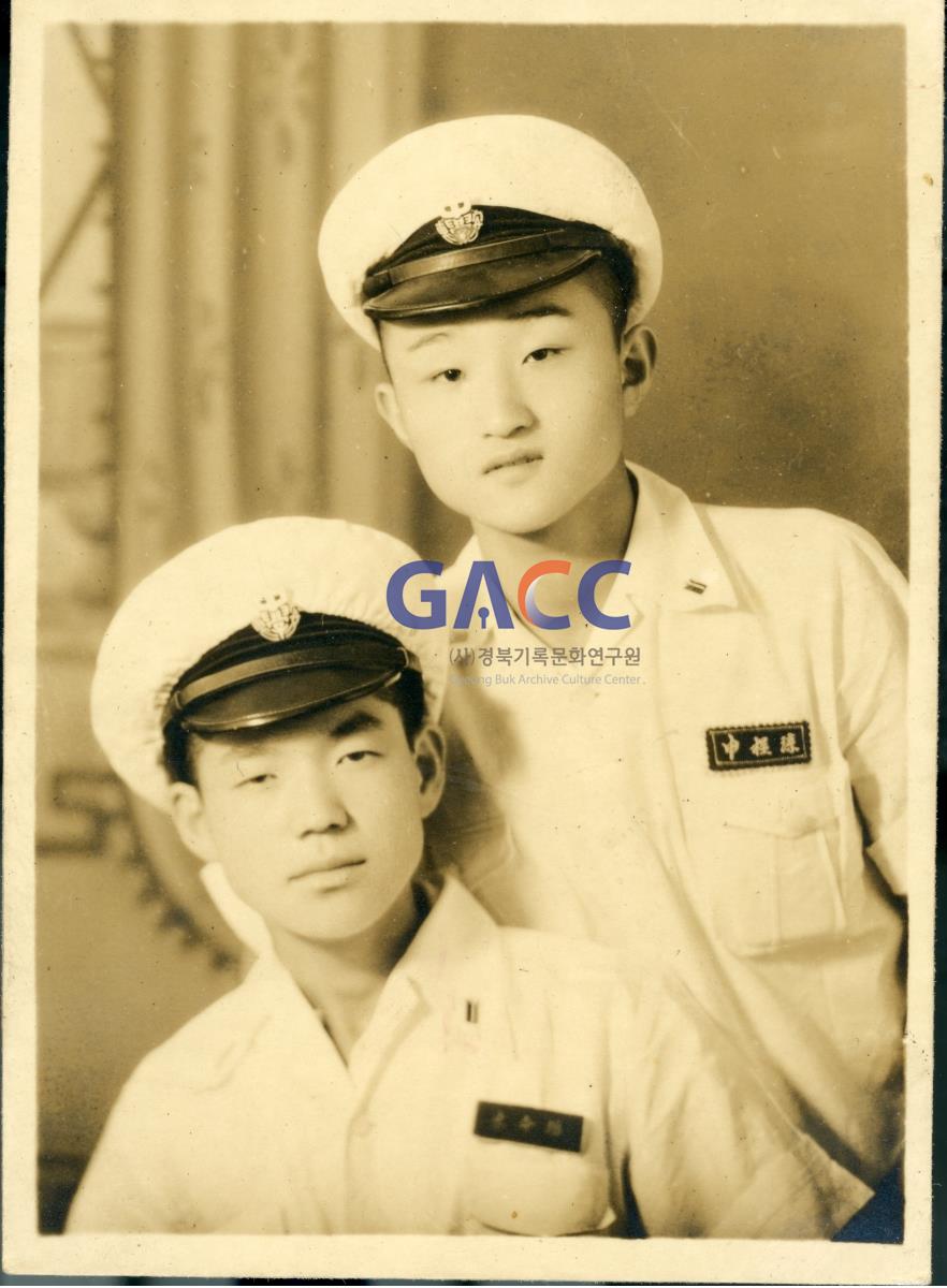 1958년 안동중학교 친구와 찍은 모습 작은그림