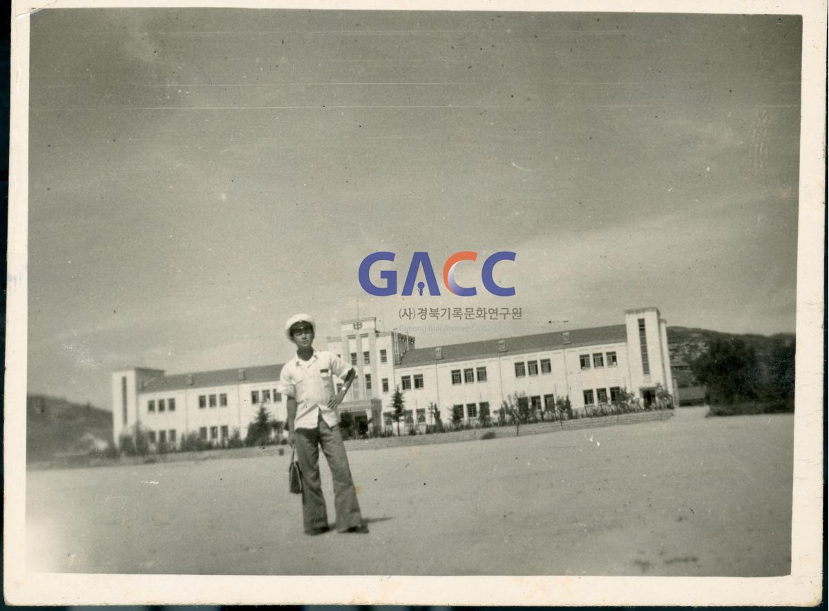1957년 안동중학교 본관 앞 작은그림